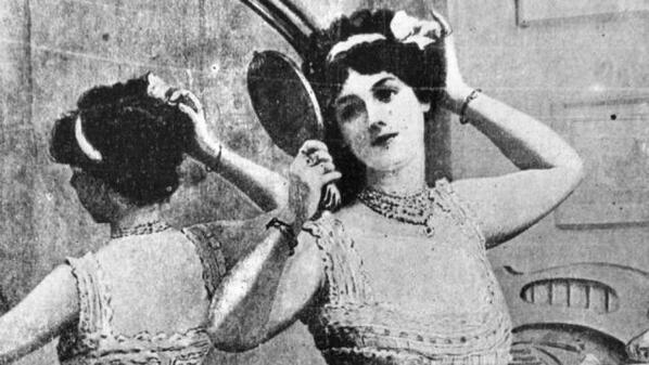 PhillyBlogLove's tweet image. #Blogspiration! How do you apply makeup? jezebel.com/youre-probably…