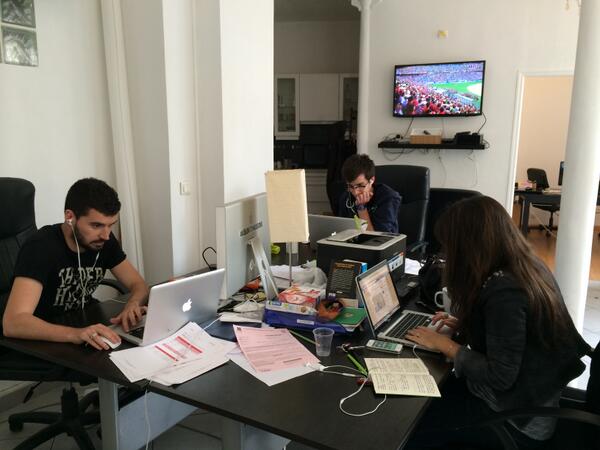 cabarey's tweet photo. Chez Cabarey on est polyvalent. On bosse et on regarde la #CDM . Bon match ! http://t.co/uqVrS2zxJp