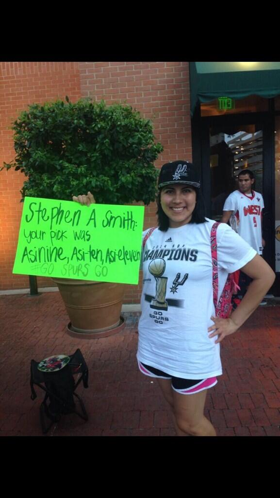 Spurs fans &amp; <a href="/RealSkipBayless/">Skip Bayless</a> supporters are at the @hrc_sanantonio bright &amp; early waiting on <a href="/stephenasmith/">Stephen A Smith</a>!