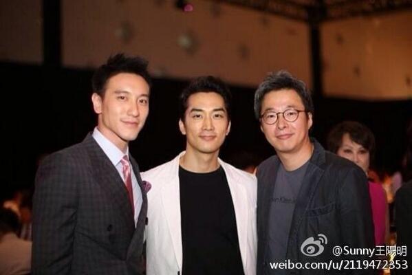 DannyPark72's tweet photo. 상해 잘 다녀왔습니다! 상하이를 환하게밝힌 송배우의 위엄~~~!!!^^ #fb http://t.co/okbhnWC4rV
