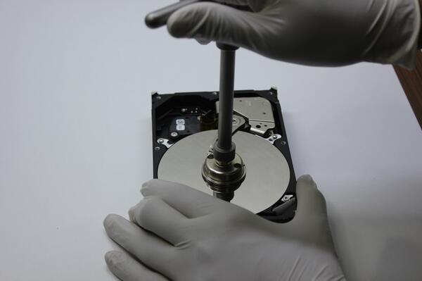 GuideRecovery's tweet image. Diskleriniz cleanroom eşliğinde uzman ekip tarafından incelenmektedir.