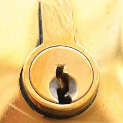 CisaVenezuela's tweet image. Por más que estés apurad@, cierra bien las #cerraduras al salir. Introduce la llave y dale vueltas 2 veces #CisaTips