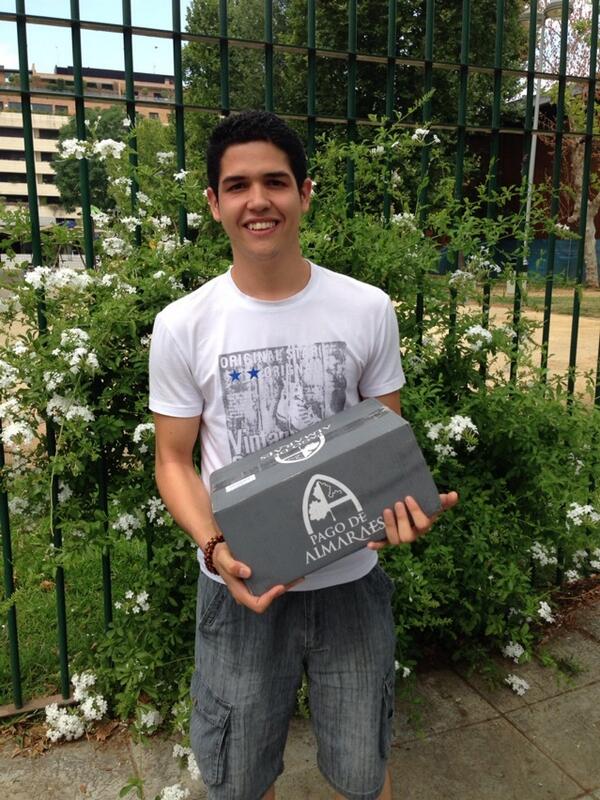 Oferlist's tweet photo. El ganador de la caja de Memento de @pagodealmaraes con su premio del sorteo oferlist #sevilla http://t.co/vgnGLKUKDz