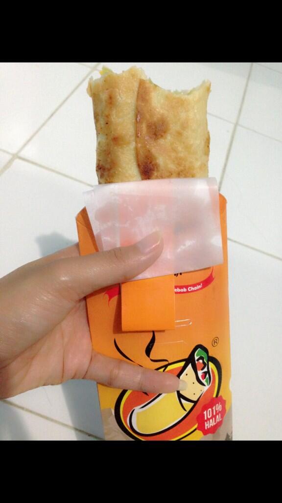 cy_06's tweet photo. Nnt ILK sambil nyemil kebab itu wajib gak yach..hhmmm nyam nymmmmm http://t.co/WUQ188O57G