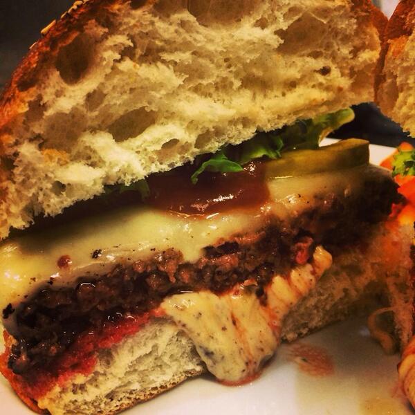 MiamiGastro's tweet photo. No dejéis de probar nuestra Hamburguesa de Angus!! http://t.co/8vL6IdVww5