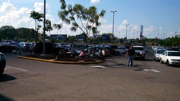 Plaza Altabrisa Vhsa, Tab. insensible ante los espacios de Discapacitados, vigilantes los ignoran y ciudadanos abusan