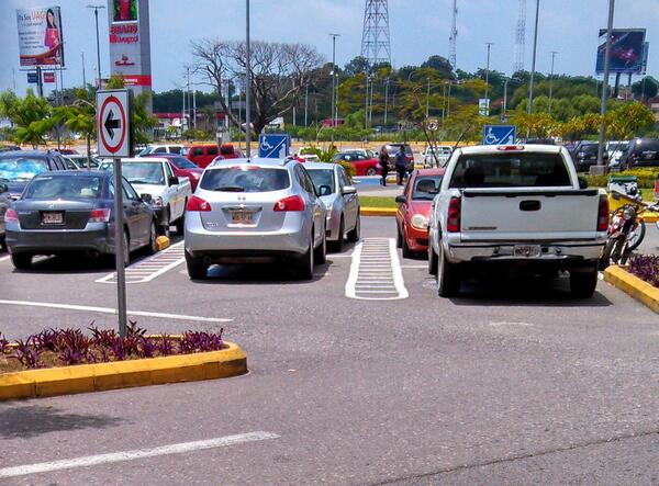 El mundial en Tabasco aparte de la pasión futbolera, incremento el uso de  lugares de Discapacitados, Plaza Altabrisa