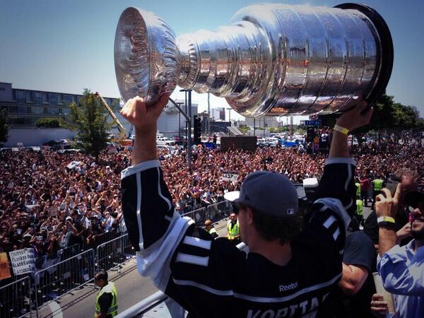 HockeyGods's tweet photo. Kings parade vs. Hawks parade http://t.co/hnRa4zxE6q