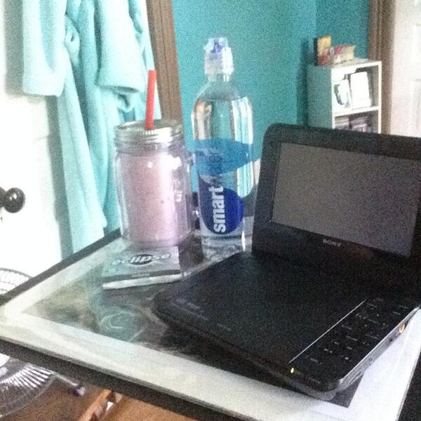 JennieMarie97's tweet image. What I actually use my music stand for :) #notpracticing #table 👌