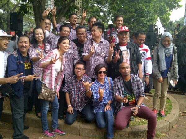 #Salam2Jari <a href="/wanda_hamidah/">Wanda Hamidah</a> <a href="/OlgaLY_DIA/">Olga Lydia</a> <a href="/Sys_NS/">Sys Ns</a> <a href="/fadjroeL/">Dr. M. Fadjroel Rachman</a>