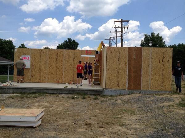 AHHFH's tweet photo. SIPs make Blitz Builds easy! Habitat volunteers have raised all of the walls before lunch. http://t.co/E8yurrPgFt