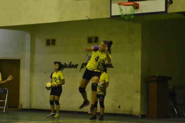 Tangannya kemana de?haha RT<a href="/derisanggi/">Anggi Deris Cahyani</a>: Loncatan ku☁:o "