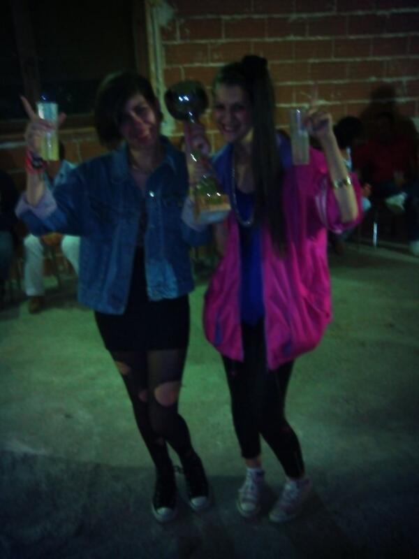 ChillaronAmigos's tweet photo. Fotografía de "La fiesta ochentera" en la que aparecen las ganadoras @SaraSalasM y @almasoto90 con el sufrido trofeo. http://t.co/6t2ffotZKP