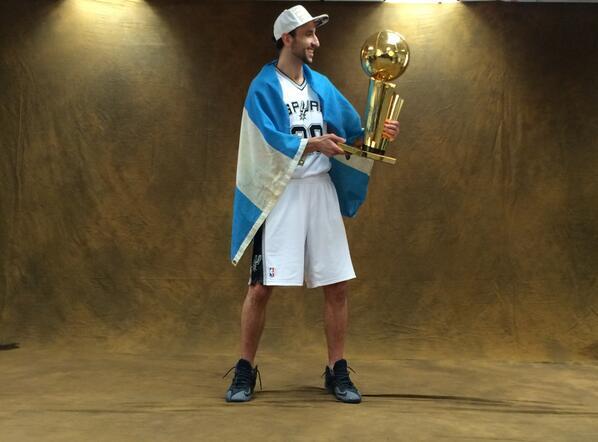 manuginobili's tweet photo. ¡Cómo te extrañe amiguita! / I missed you so much my old friend! http://t.co/i0Y7v8dAs1