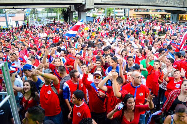toyotarentcr's tweet photo. #PuraVida es celebrar victorias como el gane de #LaSele contra Uruguay en la Fuente de la Hispanidad. http://t.co/EU6OH9d6DV