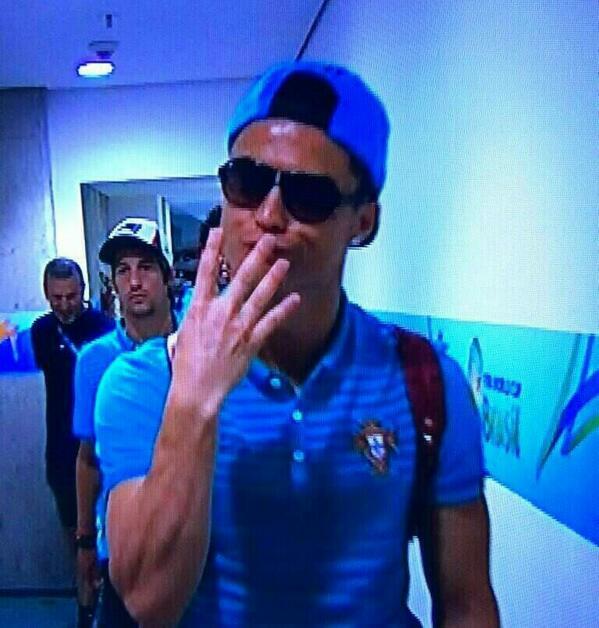 — Oye Cristiano ¿Cuántos goles les metieron?

—