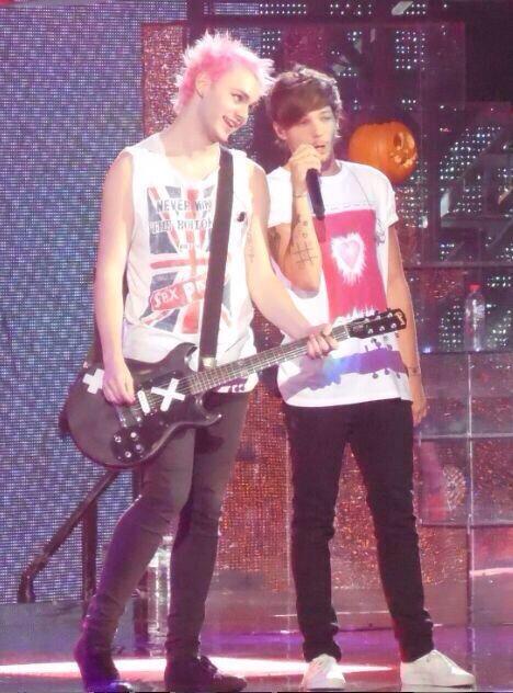 michaelasgdr's tweet photo. “@louehasgdr: @michaelasgdr oddio oddio oddio amore http://t.co/NXYgpyczD9”la bellezza siamo.