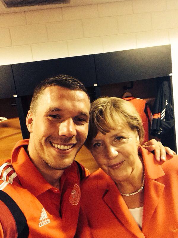 Hier das Selfie von <a href="/Podolski10/">Lukas-Podolski.com</a> und der Bundeskanzlerin. #wm2014 #ger