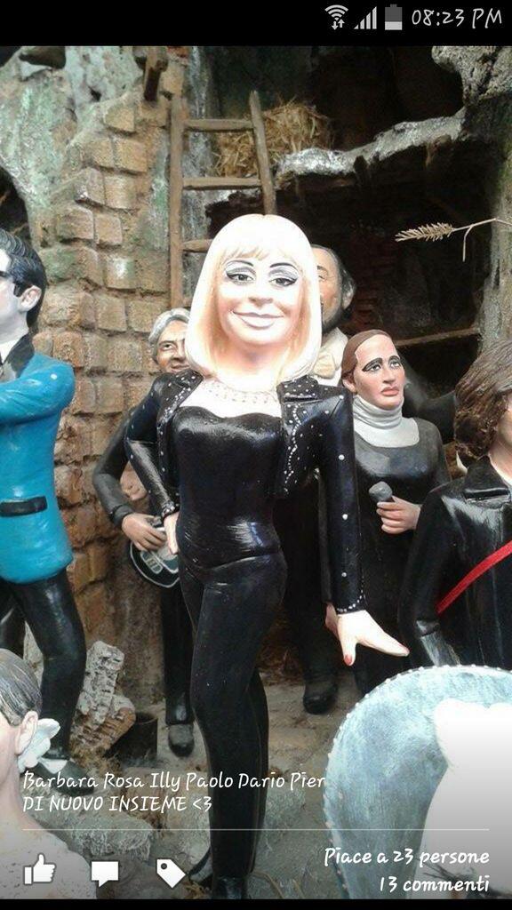ArmandoG1985's tweet photo. @raffaella guarda la mia citta come ti ama...A san gregorio armeno (vico dei presepi) a Napoli statuetta presepio. 😍 http://t.co/NiSdSyN3Kp