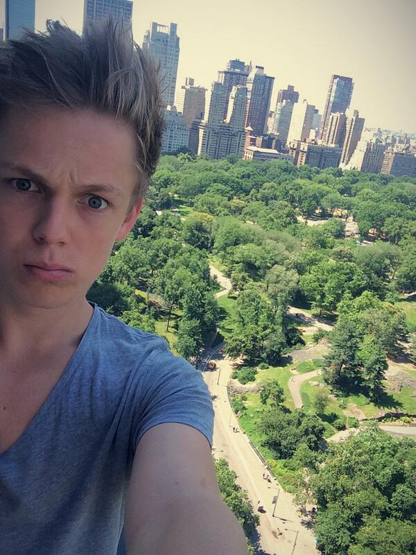 Caspar_Lee tweet picture