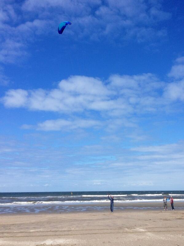 InfoEventsToday's tweet image. Wat is er fijner dan powerkiten met een stralend blauwe lucht? #vrijgezellenfeest #strand #zomer