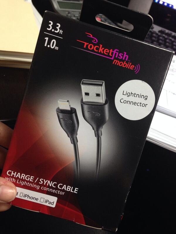 hidhdez_'s tweet image. Totally recommending these #rocketfish chargers for iPhone!! Never have to buy another w this android style cable 🙏