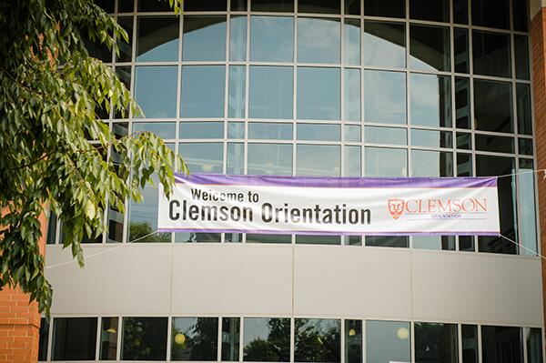 Jim_Clements1's tweet photo. New student orientation starts today! Welcome to the #ClemsonFamily! #TigerTownBound #Clemson18 http://t.co/QPTESllcni