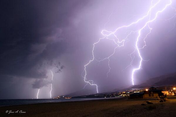 AlmerienseHarto's tweet photo. Tormenta eléctrica en Adra. Almería. (Fotografía de José A. Casas) http://t.co/Lflpay0zCl