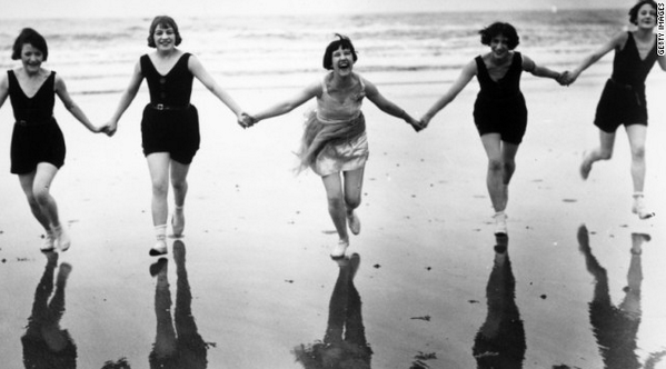 Del vestido al bikini: la evolución del traje de baño, en imágenes. [FOTOS] cnn.it/1pCIqRe