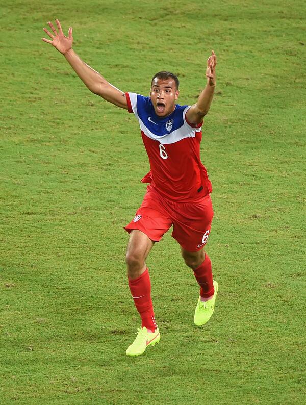 John Brooks celebrates the late goal that gives the United States a dramatic win. (@SportsCenter/Twitter)