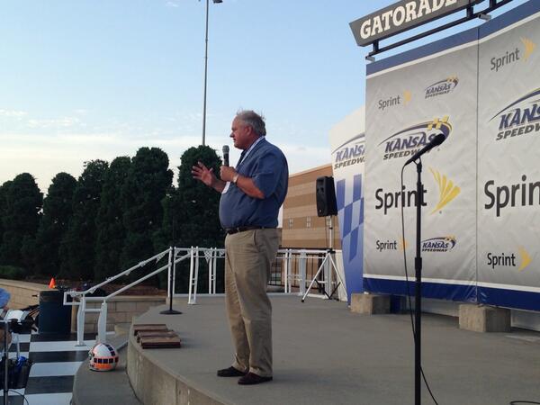 steemer31's tweet image. The one and only Brent Rockers on the stage #legend #sellingmachine