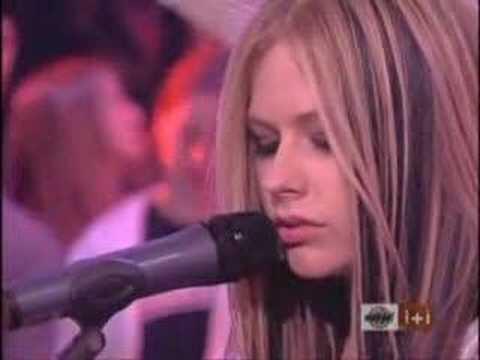 AvrilVideo tweet picture
