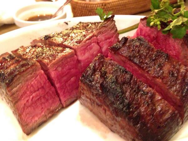 booboomimako's tweet photo. 念願の熟成肉！！
にく、にく、にく。肉万歳！
部位の選び方にもよりますが、肉本来の味がたのしめて、驚くほどしつこくない！塩・こしょうをふりかけ、わさびをチョン。口いっぱいに肉をほおばり、ワインを流しこむ。@グリルドエイジング・ビーフ http://t.co/jctcc09xvc