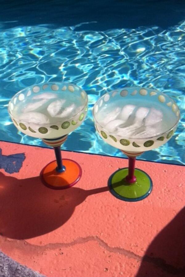 Sarah_Mac's tweet photo. This is what I call summer #Margaritas #ByThePool 🍸🍸 @Clara_Reid http://t.co/4lAXYRPhoW
