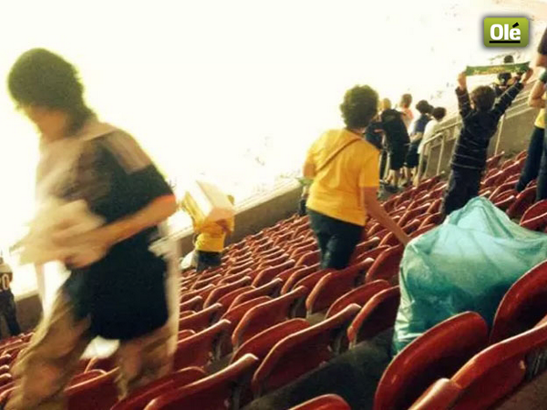 DiarioOle's tweet photo. #MundialOle Los hinchas japoneses limpiaron el estadio antes de irse. Impecable ▶ http://t.co/MQ3naGGr5i Aplausos. http://t.co/uP82hojauT