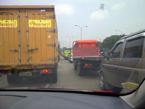 cupydhe's tweet photo. @TMCPoldaMetro mohon info ada apa di tol keluar bintara sampai dengan jati asih ? http://t.co/FfVQIKYTjy
