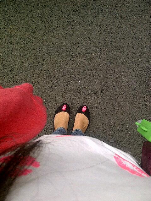 Kzknnty's tweet image. Pink flat shoes ghost,pink lips t-shirt,pink jacket gap,and red bags long champs&amp;lt;3 #simpleootd