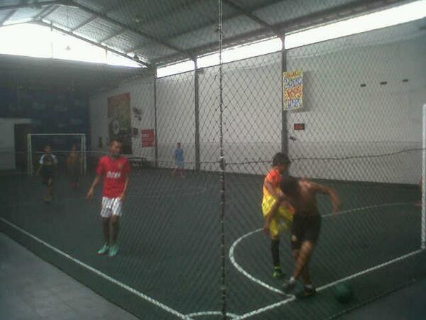 nusantaraFTSL's tweet photo. Smp 1 islam Jember #futsalpelajar#jember# http://t.co/9aaiGsRuq0