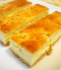 Love0Sweets's tweet photo. チーズケーキ★
材料◆
クリームチーズ200g
 生クリーム200cc
砂糖70g
レモン汁大2
小麦粉大3
卵2個
作り方◆
材料をミキサーで混ぜて型に入れ170℃のオーブンで45分焼く。 https://t.co/HnfjyAv9Cf