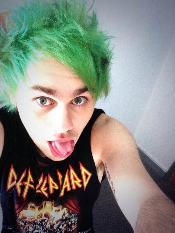michaelasgdr's tweet photo. green hair, yo. http://t.co/k6pdlne7aK