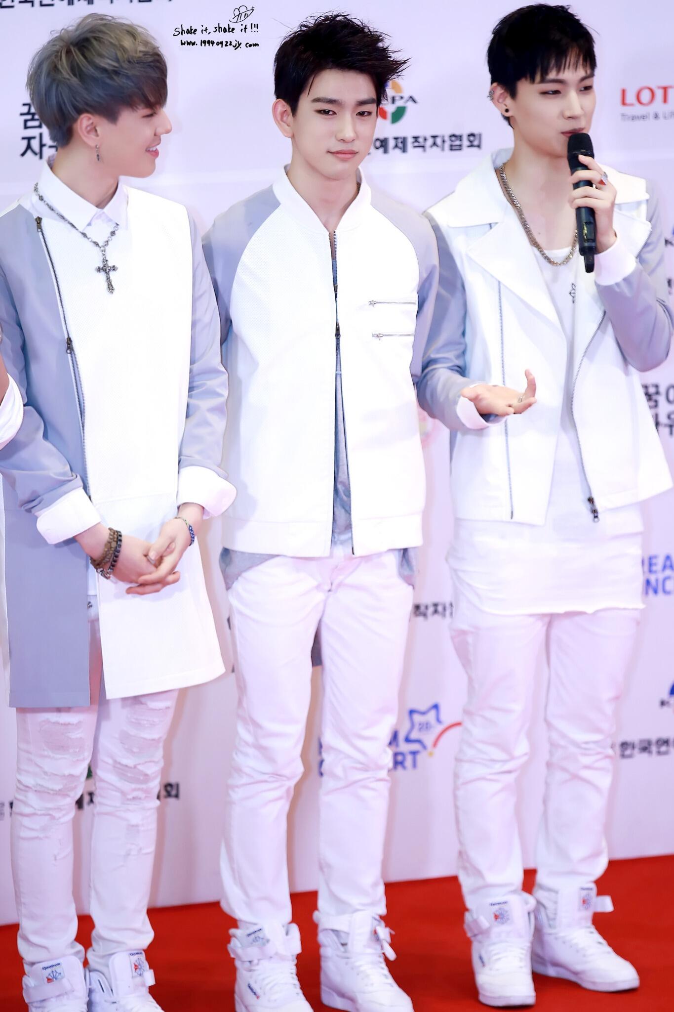 BqUM9HKCIAIEkMM.jpg:large