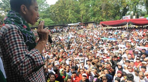 ItsmeShaelly's tweet photo. ketularan rapuh pak beye.. @liputan6dotcom: Jokowi Curhat Difitnah Depan Simpatisan Pendukung http://t.co/R4eImT2qAU http://t.co/Uxjy4EtVax"