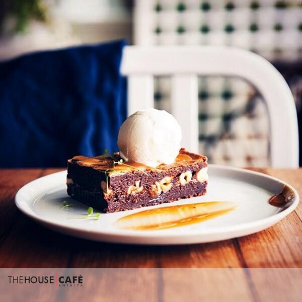 Hem yaz mevsiminden,hem de tatlı keyfinden vazgeçmek istemeyenler için enfes alternatifler The House Cafe Antalya'da.