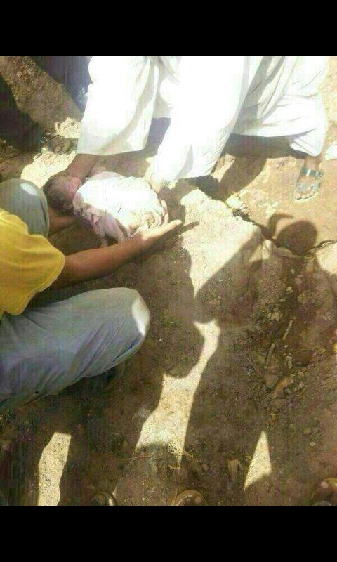 ناس جو يدفعون ميتهم ف سمعو صوت بنت صغيره تبكي ف حفرو ووجدوها