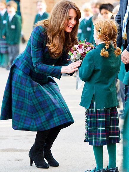 ときめき ドレス大全 英国よりキャサリン妃のスナップ チェック ワンピース 黒のスエード ブーツ アスタイルも素敵 T Co Rqr2rnz1lv Twitter