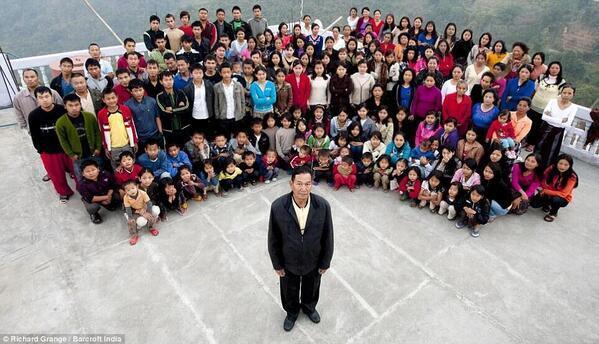 iHistorico's tweet photo. La familia más grande en el mundo se compone de 1 esposo, 39 esposas, 94 hijos y 33 nietos. http://t.co/VGmjs4OSYo