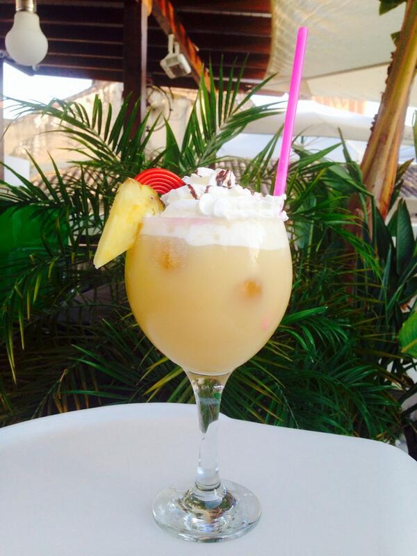 laterrazaoasis's tweet photo. Hoy martes,¿ Te gustaria subir a nuestra @laterrazaoasis y tomarte una piña colada bien fria? Mmm http://t.co/hJ7xPg1Qou