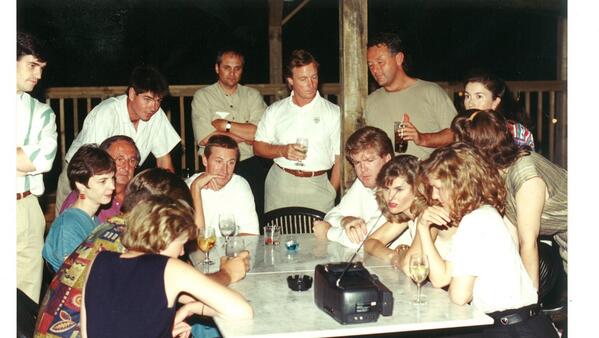 MsChrisSimpson's tweet photo. From the Gretzky archives, 20 yrs ago today we were glued to the OJ Simpson Bronco chase. Recognize anyone? http://t.co/AdWoRZvcei
