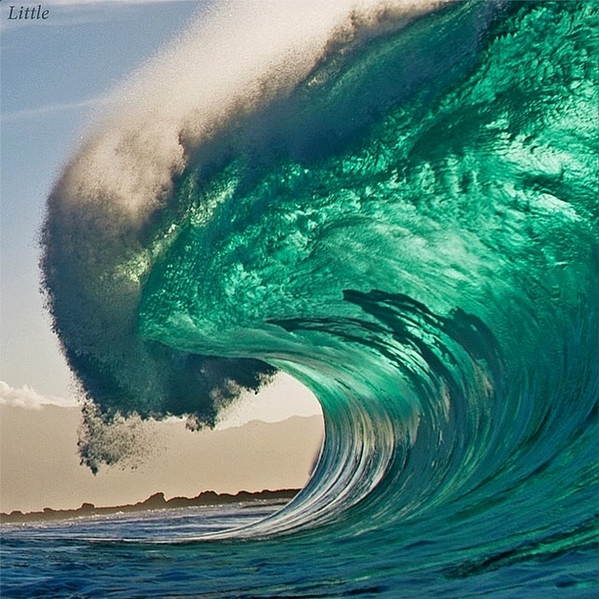 NaturPictures's tweet photo. Las poderosas olas de Hawai. Fotografía de Clark Little. http://t.co/IxKTBy3VJ1
