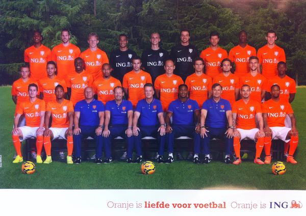 ingnl's tweet photo. In de #ING-kantoren kun je een gratis poster ophalen van het Nederlands #Elftal! Wie is jouw favoriet? http://t.co/BeOIPxxEMR